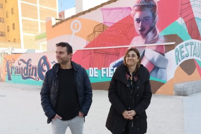 La alcaldesa ha visitado el mural con el artista local, Nano Lázaro