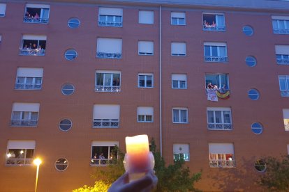 Vecinos homenajean a fallecidos por la Covid19.