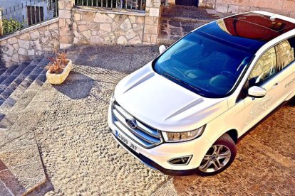 Poderoso con una parilla central que le confiere más fuerza el Ford Edge desafía la escalinata de la bella iglesia de Santa María del Campo.-HÉCTOR FUSTEL