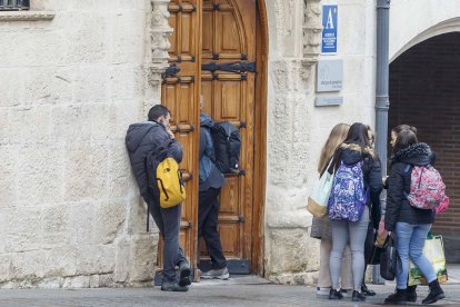 Dos peregrinos a la puerta de la Casa del Cubo, sede del albergue municipal de Burgos. SANTI OTERO