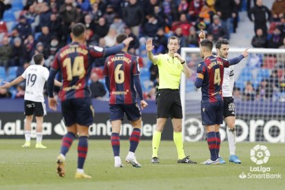 Galech Apezteguía detiene el juego para consultar el VAR durante el encuentro. LALIGA