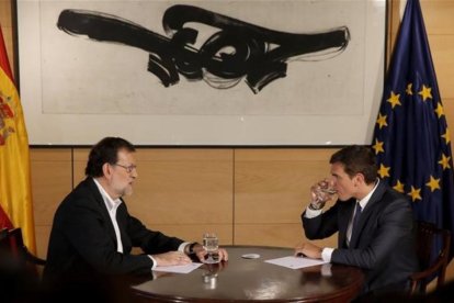 Mariano Rajoy y Albert Rivera, durante un momento de su reunión de este miércoles en el Congreso.-JOSÉ LUIS ROCA