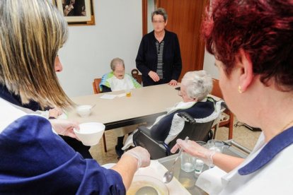 Trabajadoras del servicio de Ayuda a Domicilio atienden a varias religiosas ancianas. ECB