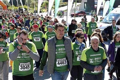 Algunas de las autoridades en la cabeza de la I Marcha Contra el Cáncer de Burgos celebrada en 2019 que reunió a 6.000 personas.