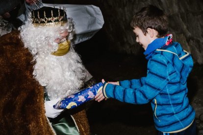 En Torregalindo, los Reyes entregan en mano los regalos a los niños