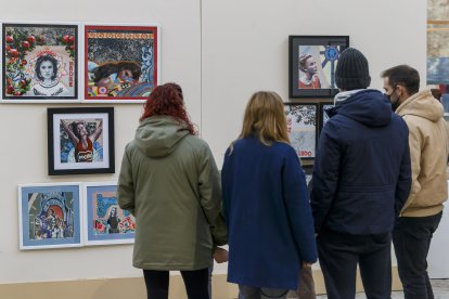 Un grupo de personas observa algunas obras en la inauguración de la muestra. SANTI OTERO