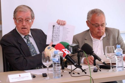 José Antonio Fernández Flórez (i.) y Gonzalo Santonja, ayer en la presentación de las jornadas.-Israel L. Murillo