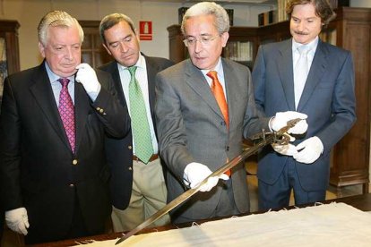 Juan Carlos Aparicio, entonces alcalde de la ciudad, muestra orgulloso la Tizona recién comprada en mayo de 2007 ante la mirada de Elorza (i.) y Jaime Mateu (d.).-Santi Otero