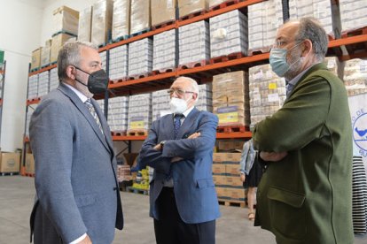 En una visita al Banco de Alimentos de Burgos el subdelegado del Gobierno, Pedro de la Fuente, mantuvo un encuentro con el vicepresidente de Banco de Alimentos Burgos, Miguel Ángel López Santaolalla, y del presidente de Cruz Roja en Burgos, Arturo Almansa. ECB