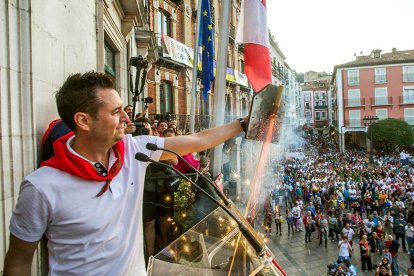 Daniel de la Rosa, durante el chupinazo que dio inicio a los Sampedros. TOMÁS ALONSO