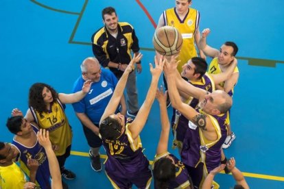 Jugadores del equipo de baloncesto Aderes, en el pabellón de Burjassot, esta semana.-MIGUEL LORENZO