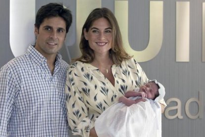 Francisco Rivera y Lourdes Montes posan con su hija Carmen, a las puertas del hospital donde nació en Sevilla, el pasado agosto.-EFE / JOSÉ MANUEL VIDAL