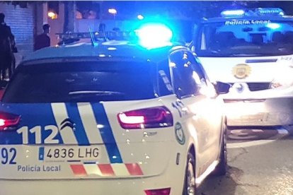 Agentes de la Policía Local de Burgos en una intervención nocturna. ECB