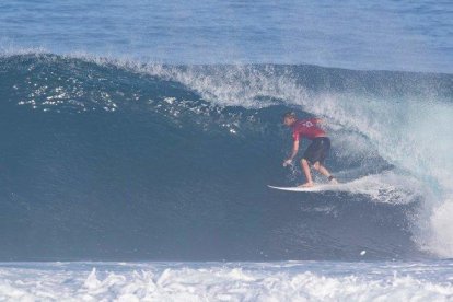 El surfista estadounidense profesional Kolohe Andino, el lunes en Hawai.-RIAN BIELMANN / AFP