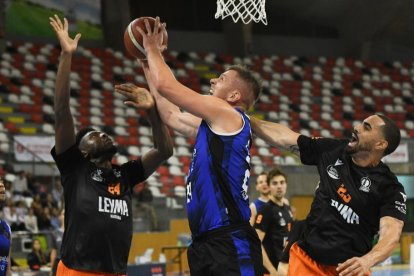 Mahalbasic gana la posición en la pintura en un lance del partido disputado en La Coruña. BASQUET CORUÑA