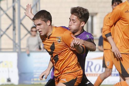 Del Rincón protege un balón en el choque frente al Palencia-Raúl G. Ochoa