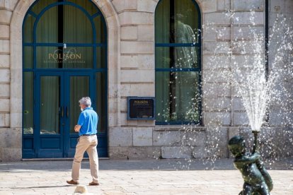 Un viandante camina por delante de la Cafetería del Teatro Principal. SANTI OTERO