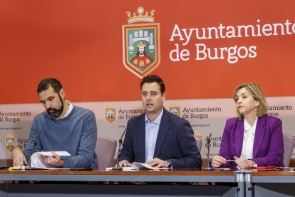 El concejal de Urbanismo, Daniel Garabito, y la concejal de Servicios Sociales y Patrimonio, Sonia Rodríguez, flanquean al alcalde en la presentación del Plan Municipal de Vivienda. SANTI OTERO