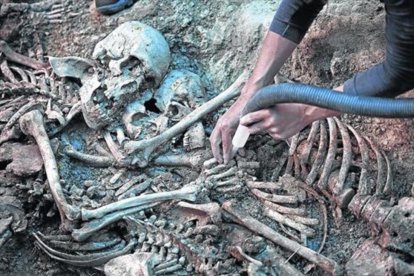 Trabajos de exhumación en una fosa común de la guerra civil, en el municipio de Gurb (Osona).-MARC VILA