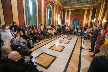 El salón rojo del Teatro Principal se queda pequeño para el homenaje a los centenarios. TOMÁS ALONSO