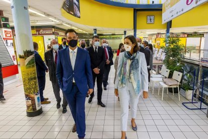 Reyes Maroto visita el mercado norte de Burgos. SANTI OTERO