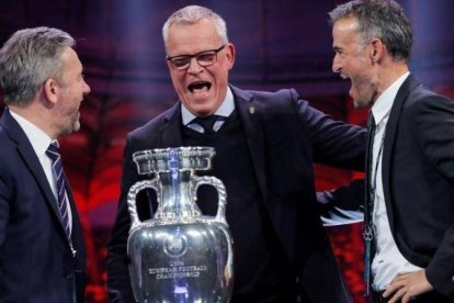 Los seleccionadores de Polonia (Jerzy Brzeczek), Sueca (Jannes Andersson) y España (Luis Enrique Martínez) se carcajean en su encuentro sobre el escenario del sorteo.-ROBERT GHEMENT (EFE)