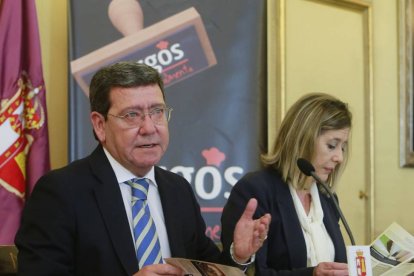 César Rico y Montserrat Aparicio durante la presentación de las rutas.-RAÚL G. OCHOA