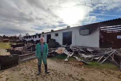 Juan Saiz en su explotación de ganado porcino en la localidad burgalesa de Santo Domingo de Silos. ECB