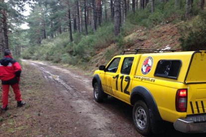 Miembros del GREM durante la búsqueda por los caminos del paraje natural que rodea Pradoluengo.-ECB