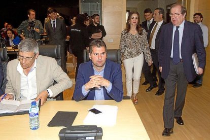 Juan Vicente Herrera pasa junto al líder del PSOE, Luis Tudanca.-J.M. LOSTAU