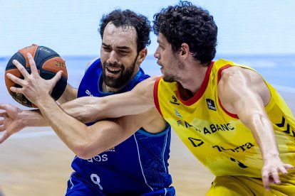 Benite sufre la falta de Oriol Paulí en el encuentro disputado ante el Andorra. SANTI OTERO