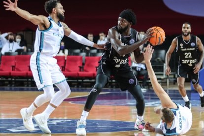 Braimoh busca línea de pase en un partido con el Hapoel Jerusalén. BCL