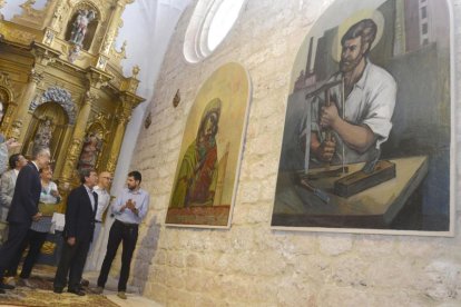 La iglesia acoge ambas obras ya en la localidad, tras ser rescatadas antes de la demolición del viejo hospital.-R.O.