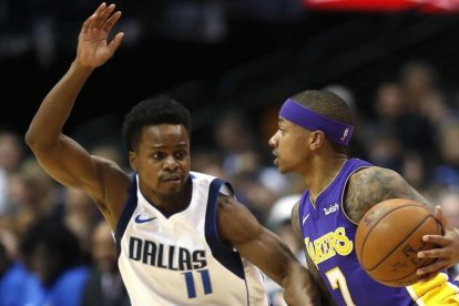 Thomas, de los Lakers, controla el balón ante Ferrell, de los Mavericks.-AFP