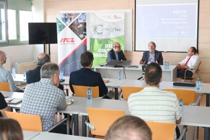 José María Vela (derecha) presenta a los ponentes de la jornada sobre el PERTE Chip en el ITCL. TOMÁS ALONSO