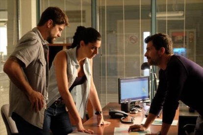 Los actores Lucho Fernández, Nya de la Rubia y Rodolfo Sancho, en la serie 'Mar de plástico'.-