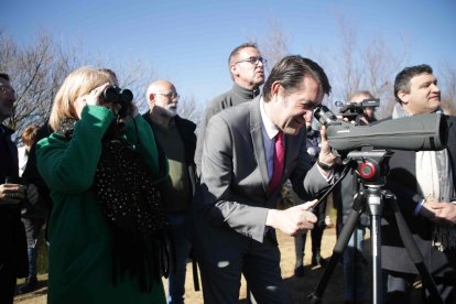 El consejero de Medio Ambiente, durante una visita las Lagunas de Villafáfila. ICAL