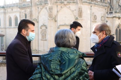 Luis Tudanca charla con miembros de su candidatura a las Cortes. ECB