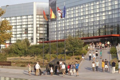 Varias personas salen del Museo de la Evolución Humana en el Paseo Sierra de Atapuerca.-SANTI OTERO