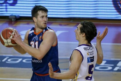 Spencer Reaves busca línea de pase. SANTI OTERO