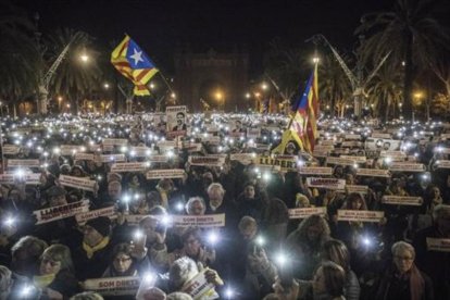 Protesta | Miles de voces claman por la libertad de Jordi Sànchez y Jordi Cuixart en el paseo de Lluís Companys, anoche.-CARLOS MONTAÑÉS