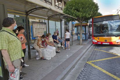 Un grupo de personas espera la llegada del autobús urbano. ISRAEL L. MURILLO