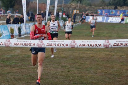 Gonzalo Díaz, vencedor de la prueba Popular, entra en la línea de meta. Santi Otero