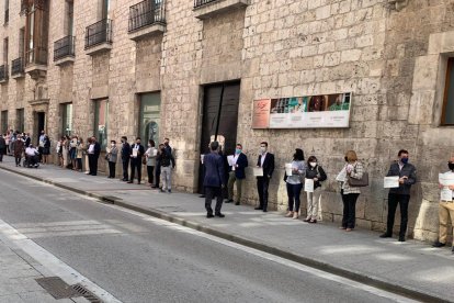 Empleados de Caixabank han realizado un paro en el exterior de la Casa del Cordón. ECB