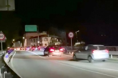 Caravana de vehículos en la entrada a Villarcayo en la madrugada del sábado al domingo. ECB