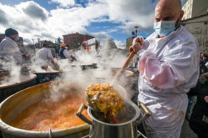 Instante de la celebración de la festividad de San Antón y el tradicional reparto de titos. TOMÁS ALONSO