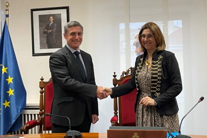 El director general de la Fundación Caja de Burgos, Rafael Babero, y la alcaldesa de Aranda de Duero, Raquel González, en el momento de la firma