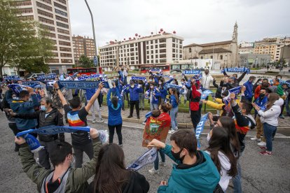 Un grupo de aficionados celebra en la plaza España el triunfo del Hereda San Pablo Burgos. SANTI OTERO