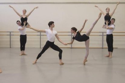 Ana Torrequebrada (primera por la izquierda) junto a otros compañeros de la Escuela de Danza.-RAÚL OCHOA