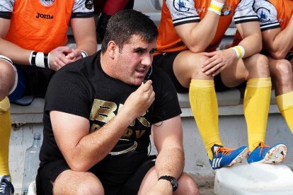 Juan González, en el banquillo del UBU Colina Clinic durante un patido. EL MUNDO / DIARIO DE VALLADOLID